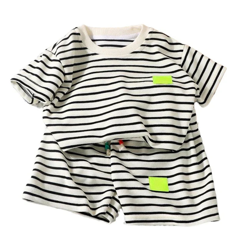 Conjunto Bebê Listrado com Patch Neon — Camiseta + Shorts
