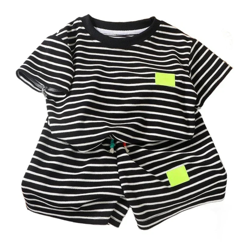Conjunto Bebê Listrado com Patch Neon — Camiseta + Shorts