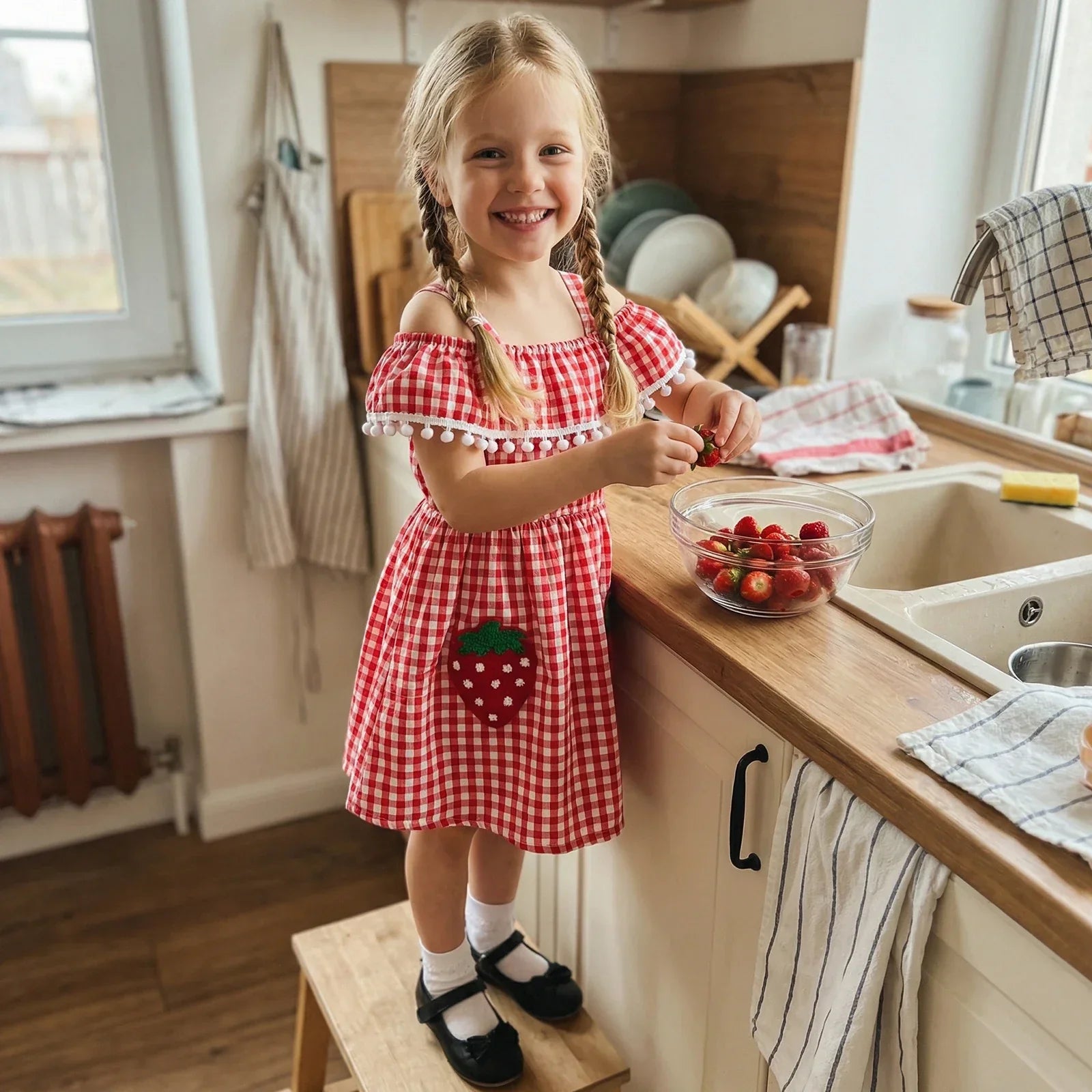 Vestido Infantil Xadrez Moranguinho — Vermelho com Estampa de Morangos