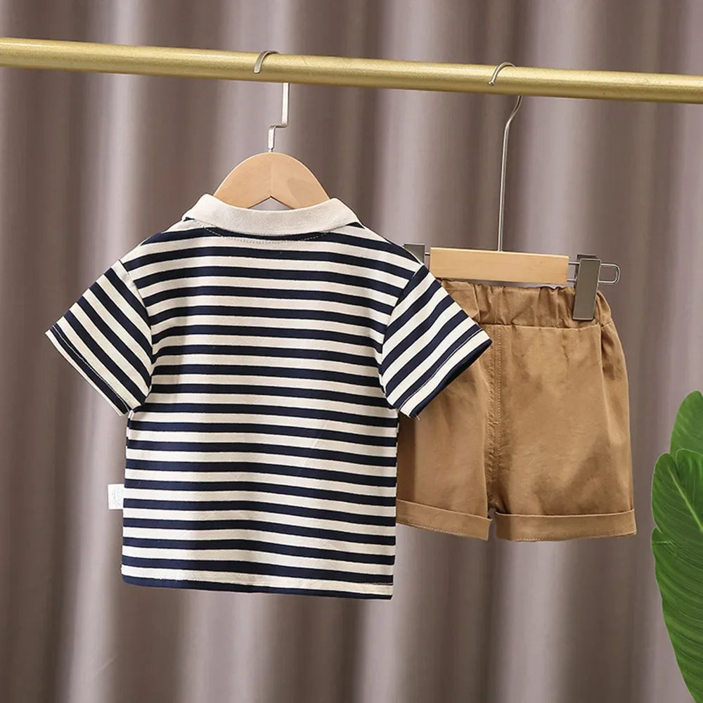 Conjunto Infantil Polo Listrado com Ursinho — Camisa + Bermuda Caramelo