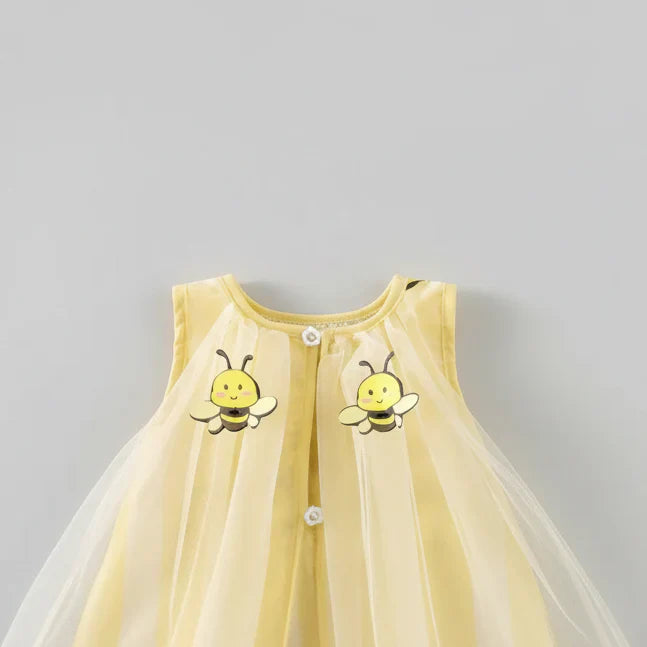 Vestido Infantil Azul Waffle — Babados + Bordado de Insetos Fofos