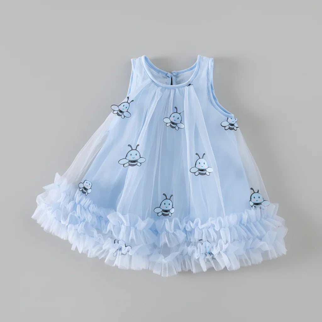 Vestido Infantil Azul Waffle — Babados + Bordado de Insetos Fofos