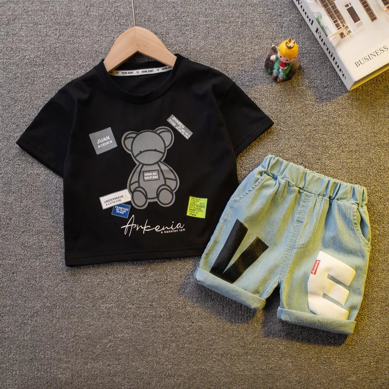 Conjunto Infantil Streetwear Ursinho Patch — Camiseta + Bermuda Jeans