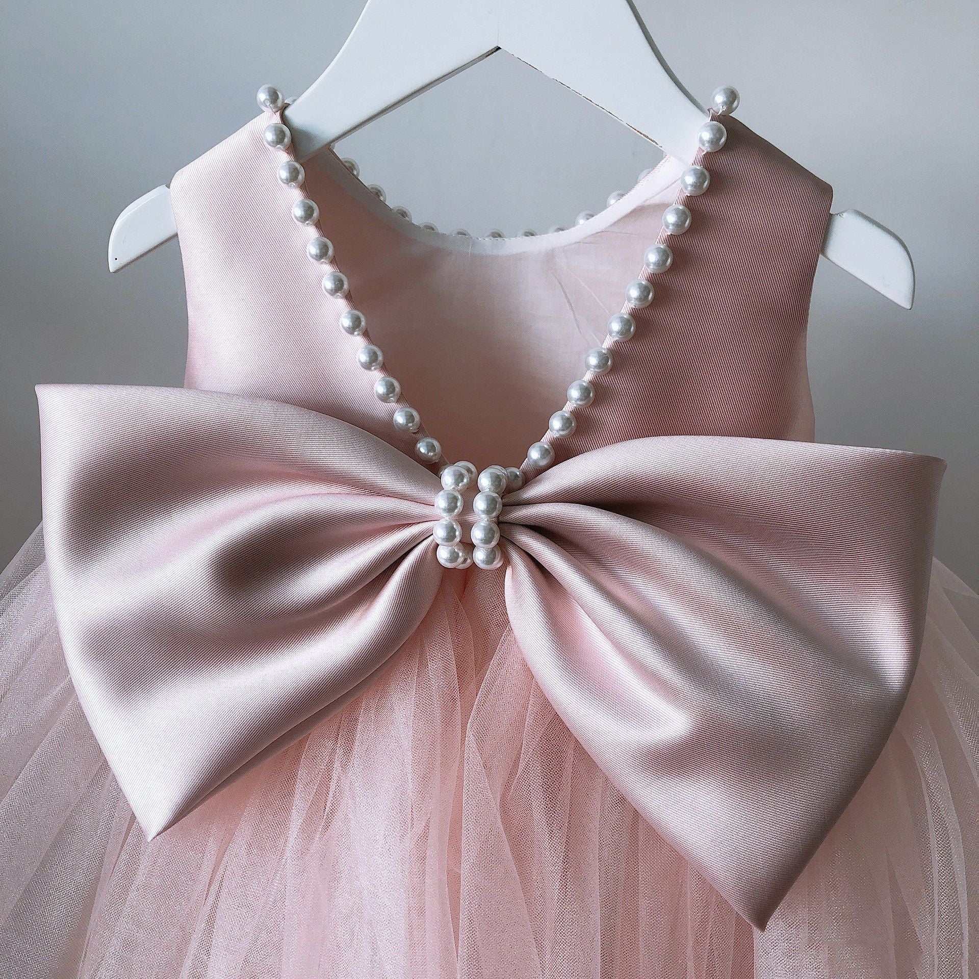Vestido Infantil de Festa com Laço Grande e Detalhes em Pérolas