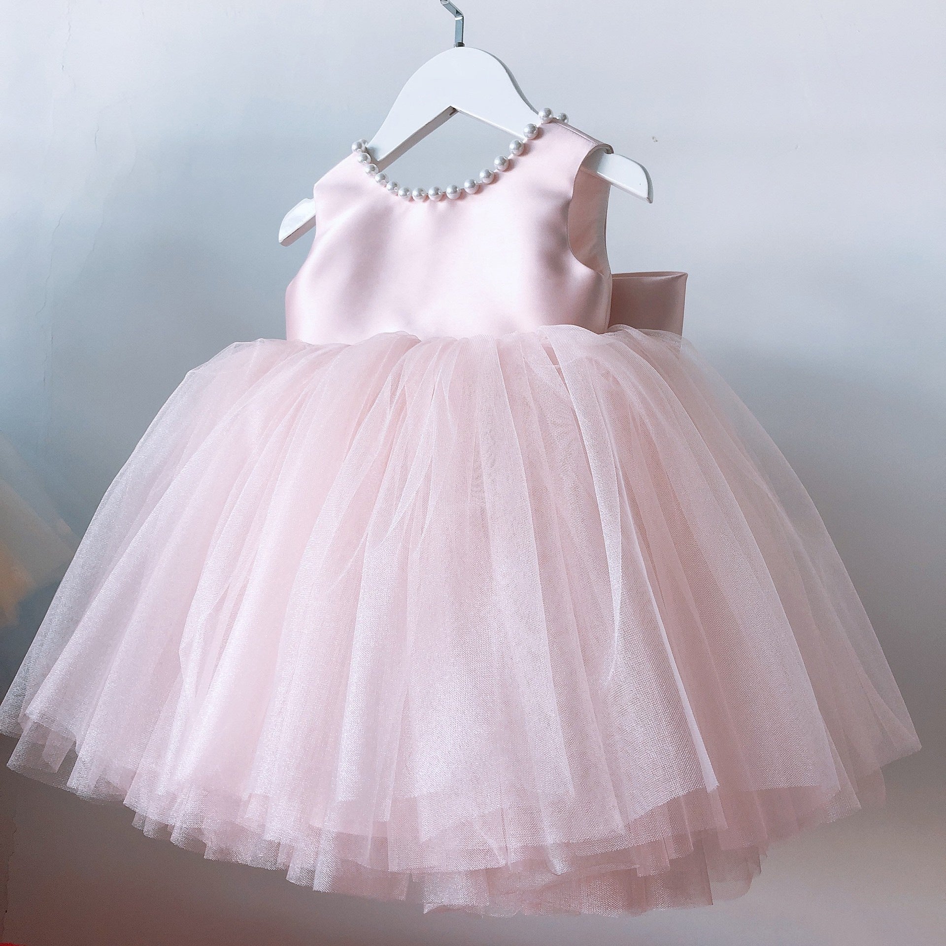 Vestido Infantil de Festa com Laço Grande e Detalhes em Pérolas