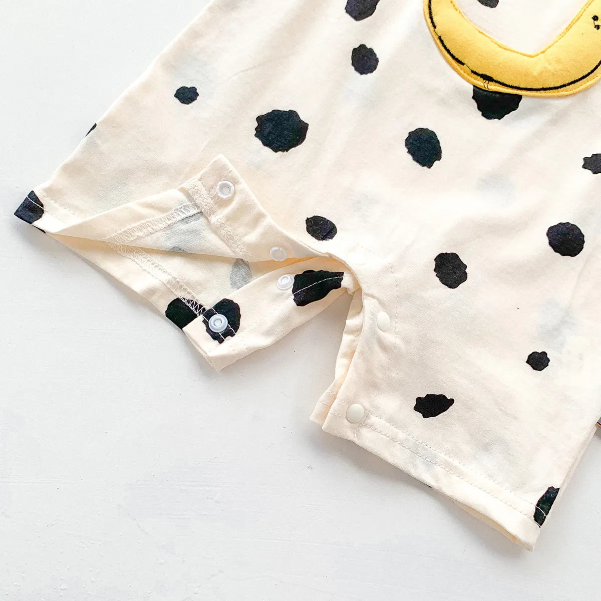 Macacão Curto Banana Poá — Off-White