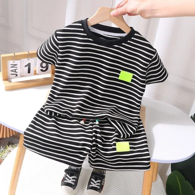 Conjunto Bebê Listrado com Patch Neon — Camiseta + Shorts