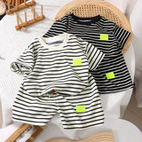 Conjunto Bebê Listrado com Patch Neon — Camiseta + Shorts