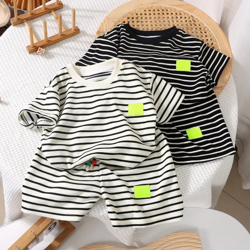 Conjunto Bebê Listrado com Patch Neon — Camiseta + Shorts