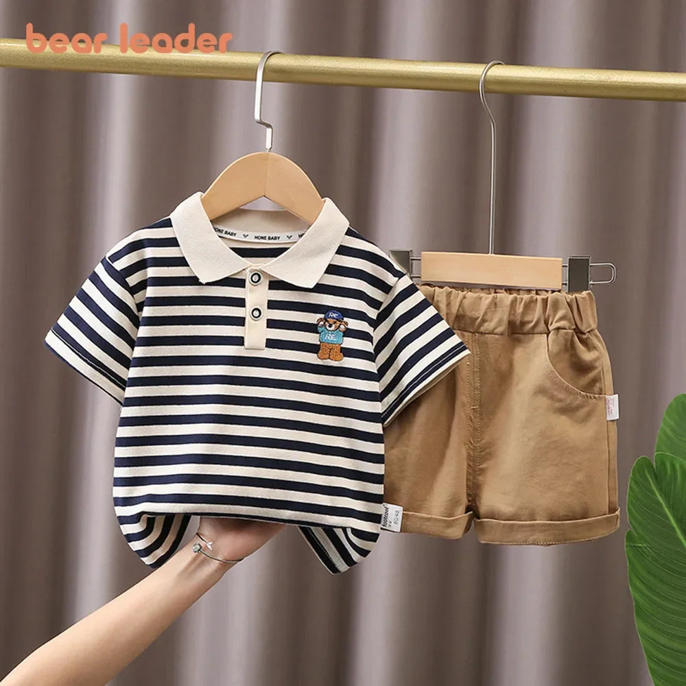 Conjunto Infantil Polo Listrado com Ursinho — Camisa + Bermuda Caramelo