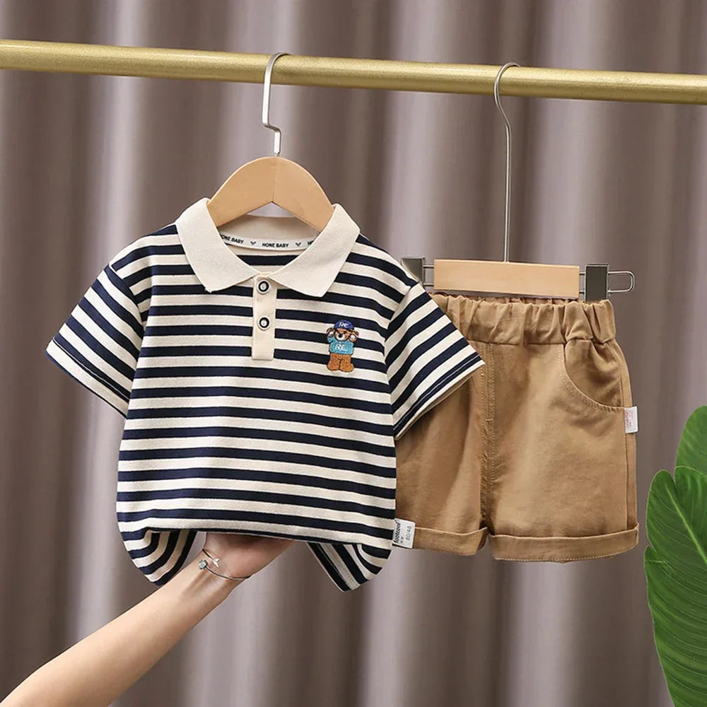 Conjunto Infantil Polo Listrado com Ursinho — Camisa + Bermuda Caramelo