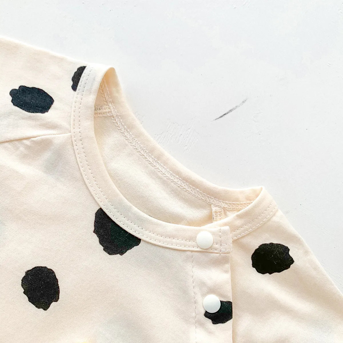 Macacão Curto Banana Poá — Off-White
